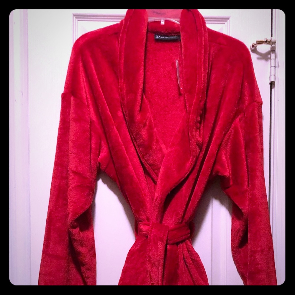 NWT plush robe. S/M with pockets. NY & Co.